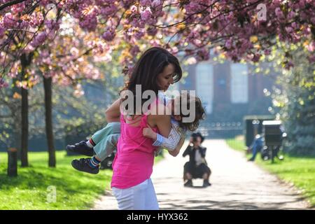 London, UK. 7. April 2017. Touristen und Londoner genießen die schönen Cherry Blossom im Greenwich Park. Kredit: Claire Doherty/Alamy Live News Stockfoto