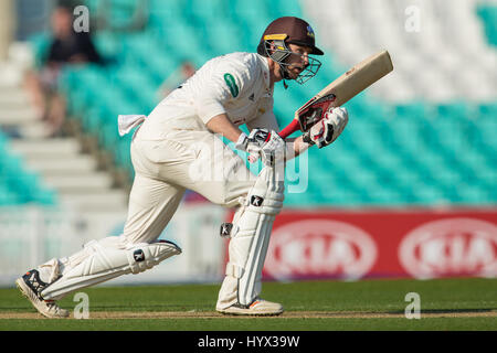 London, UK. 7. April 2017. Mark Stoneman Wimper für Surrey gegen Warwickshire am 1. Tag des Spiels Specsavers County Championship im Oval. Bildnachweis: David Rowe/Alamy Live-Nachrichten Stockfoto