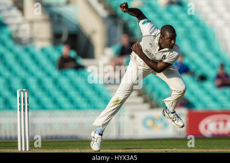 London, UK. 7. April 2017. Keith Barker bowling für Warwickshire gegen Surrey am 1. Tag des Specsavers County Championship Games im Oval. Bildnachweis: David Rowe/Alamy Live-Nachrichten Stockfoto