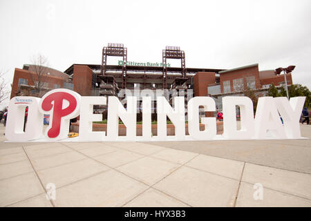 Philadelphia, Pennsylvania, USA. 7. April 2017. Eröffnung Tag Zeichen außerhalb des Stadions vor dem MLB-Spiel zwischen den Washington Nationals und Philadelphia Phillies im Citizens Bank Park in Philadelphia, Pennsylvania. Christopher Szagola/CSM/Alamy Live-Nachrichten Stockfoto