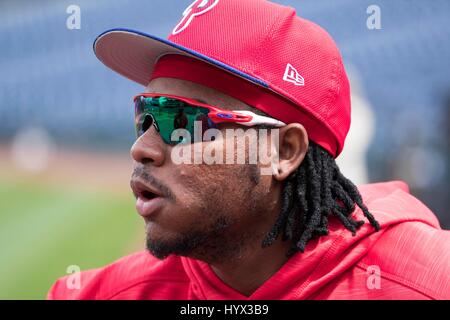 Philadelphia, Pennsylvania, USA. 7. April 2017. Philadelphia Phillies Dritter Basisspieler Maikel Franco (7) blickt auf in der MLB-Spiel zwischen den Washington Nationals und Philadelphia Phillies im Citizens Bank Park in Philadelphia, Pennsylvania. Christopher Szagola/CSM/Alamy Live-Nachrichten Stockfoto