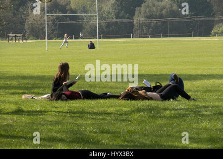 Oxford, UK. 7. April 2017. UK-Wetter. Als die Weeknd ist Ansätze und gutem Wetter versprochen, Menschen die April-Sonne in den University Parks genießen. Bildnachweis: Jill Walker/Alamy Live-Nachrichten Stockfoto