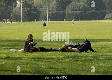 Oxford, UK. 7. April 2017. UK-Wetter. Als die Weeknd ist Ansätze und gutem Wetter versprochen, Menschen die April-Sonne in den University Parks genießen. Bildnachweis: Jill Walker/Alamy Live-Nachrichten Stockfoto