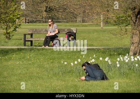 Oxford, UK. 7. April 2017. UK-Wetter. Als die Weeknd ist Ansätze und gutem Wetter versprochen, Menschen die April-Sonne in den University Parks genießen. Bildnachweis: Jill Walker/Alamy Live-Nachrichten Stockfoto