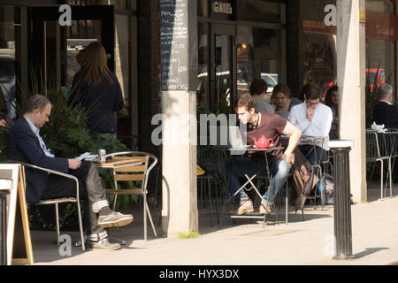 Oxford, UK. 7. April 2017. UK-Wetter. Als die Weeknd ist Ansätze und gutem Wetter versprochen, Menschen die April-Sonne vor einem Café in Oxford genießen während sie beobachten die Welt vorbeiziehen und genießen Sie einen Drink und einige Menschen arbeiten an ihren Computern. Bildnachweis: Jill Walker/Alamy Live-Nachrichten Stockfoto