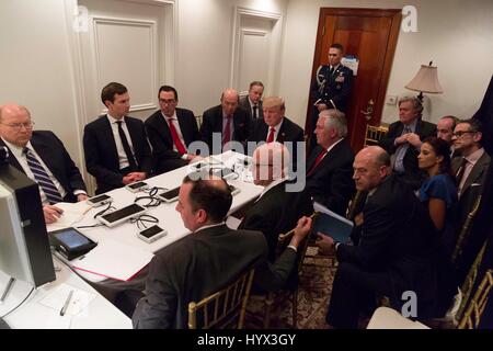 Auf diesem Foto vom weißen Haus veröffentlicht erhält US-Präsident Donald J. Trump ein Briefing über den Militärschlag gegen Syrien von seinem Team die nationale Sicherheit Mar-a-Lago in Palm Beach, Florida, Donnerstag Nacht, 6. April 2017. Erkennbare Personen auf dem Foto gehören: Jared Kushner, US Minister fuer dem Fiskus Steven Munchin, US Minister fuer Handel Wilbur Ross, White House Pressesprecher Sean Spicer, der Präsident, US Staatssekretär Rex Tillerson, Steve Bannon und Stabschef des weißen Hauses Reince Priebus. Bildnachweis: White House über CNP/MediaPunch Stockfoto