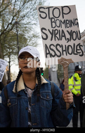 London, UK. 7. April 2017. Ein Demonstrant hält ein Plakat bei einem Stopp der Kriegskoalition Demonstration gegenüber Downing Street. Den Vereinigten Staaten hat einen Raketenangriff in Syrien gestartet, nach Berichten, syrischen Präsidenten Bashar al-Assad in einem Angriff in seinem eigenen Land chemische Waffen eingesetzt. Bildnachweis: Thabo Jaiyesimi/Alamy Live-Nachrichten Stockfoto