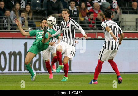 Frankfurt am Main, Deutschland. 7. April 2017. Frankfurts Branimir Hrgota (M) wetteifert um den Ball mit der Bremer Florian Grillitsch (M) während des deutschen 1. Division Bundesliga Fußball match zwischen Eintracht Frankfurt und Werder Bremen in der Commerzbank-Stadion in Frankfurt am Main, 7. April 2017. (EMBARGO Bedingungen - Achtung: aufgrund der Akkreditierungsrichtlinien die DFL nur erlaubt die Veröffentlichung und Nutzung von bis zu 15 Bilder pro Spiel im Internet und in Online-Medien während des Spiels.) Foto: Hasan Bratic/Dpa/Alamy Live News Stockfoto