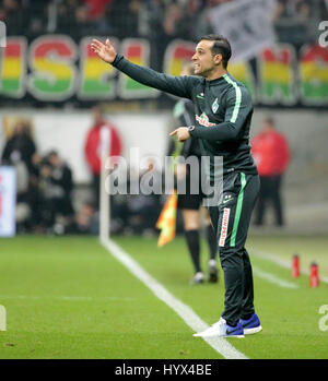 Frankfurt am Main, Deutschland. 7. April 2017. Bremen Trainer Alexander Nouri beschreibt sein Team von der Seitenlinie während des deutschen 1. Division Bundesliga Fußball match zwischen Eintracht Frankfurt und Werder Bremen in der Commerzbank-Stadion in Frankfurt am Main, 7. April 2017. (EMBARGO Bedingungen - Achtung: aufgrund der Akkreditierungsrichtlinien die DFL nur erlaubt die Veröffentlichung und Nutzung von bis zu 15 Bilder pro Spiel im Internet und in Online-Medien während des Spiels.) Foto: Hasan Bratic/Dpa/Alamy Live News Stockfoto