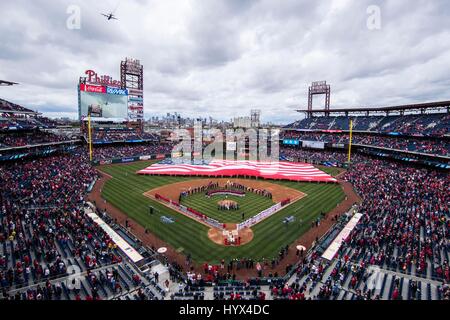 Philadelphia, Pennsylvania, USA. 7. April 2017. Blick auf das Feld mit der Flagge und überfliegen vor dem MLB-Spiel zwischen den Washington Nationals und Philadelphia Phillies im Citizens Bank Park in Philadelphia, Pennsylvania. Christopher Szagola/CSM/Alamy Live-Nachrichten Stockfoto