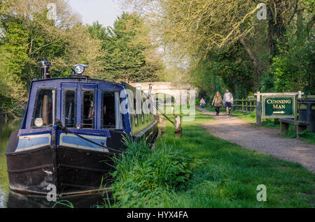 Warmen Sonnenstrahlen am frühen Abend an den Ufern des The River Kennet in Reading. Stockfoto