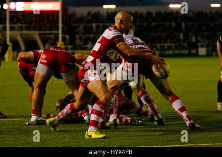 Newcastle Upon Tyne, England, 7. April 2017. Gloucester Rugby Kapitän und scrum-Hälfte Will Heinz den Ball nach einem Ruck während ihres Spiels gegen Newcastle Falcons in der AVIVA Premiership in Kingston Park. Bildnachweis: Colin Edwards/Alamy Live-Nachrichten. Stockfoto