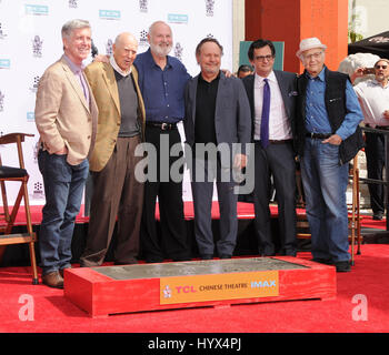 Hollywood, CA, USA. 7. April 2017. 7. April 2017 - Los Angeles - Tom Bergeron, Carl Reiner, Rob Reiner, Billy Crystal, Ben Mankiewicz, Norman Lear. 2017 TCM Classic Film Festival - Hand und Footprint-Zeremonie: Carl und Rob Reiner in TCL Chinese Theatre in Hollywood statt. Bildnachweis: Birdie Thompson/AdMedia Credit: Birdie Thompson/AdMedia/ZUMA Draht/Alamy Live-Nachrichten Stockfoto