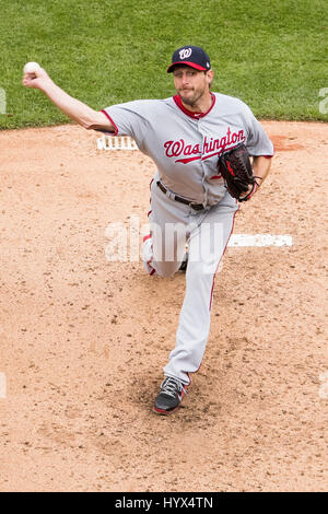 Philadelphia, Pennsylvania, USA. 7. April 2017. Washington Nationals ab Krug Max Scherzer (31) werfen einen Stellplatz in der MLB-Spiel zwischen den Washington Nationals und Philadelphia Phillies im Citizens Bank Park in Philadelphia, Pennsylvania. Christopher Szagola/CSM/Alamy Live-Nachrichten Stockfoto