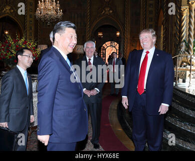 Mar-a-Lago, Florida, USA. 7. April 2017. Chinesischen Staatspräsidenten Xi Jinping (2 L) und seinem amerikanischen Amtskollegen Donald Trump (1. R) halten die zweite Runde der Gespräche in das Mar-a-Lago Resort in Florida, USA, 7. April 2017. Bildnachweis: Xinhua/Alamy Live-Nachrichten Stockfoto