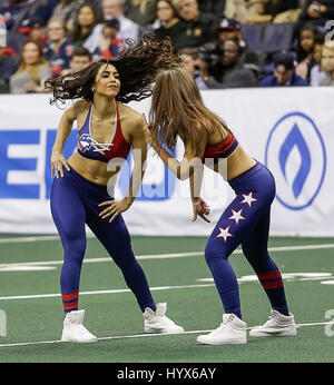 Washington DC, USA. 7. April 2017. Washington Valorettes führen während der Arena Football League Spiel zwischen Washington Valor und der Baltimore-Brigade im Verizon Center in Washington DC. Washington-Valor Niederlagen Baltimore Brigade, 51-38. Justin Cooper/CSM/Alamy Live-Nachrichten Stockfoto