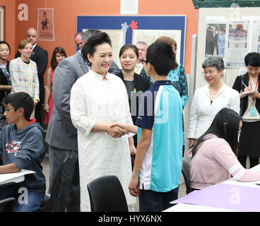 Palm Beach, FL, USA. 7. April 2017. Peng Liyuan, Ehefrau des chinesischen Staatspräsidenten Xi Jinping, spricht mit einem Schüler des chinesischen Abfalls in einer Klasse über Politik und Wirtschaft während ihres Besuchs zu Bak Middle School of the Arts in West Palm Beach, Florida, USA, 7. April 2017. Peng Liyuan, begleitet von USA First Lady Melania Trump (nicht abgebildet), besuchte die Kunstschule am Freitag. Bildnachweis: Wang Ye/Xinhua/Alamy Live-Nachrichten Stockfoto