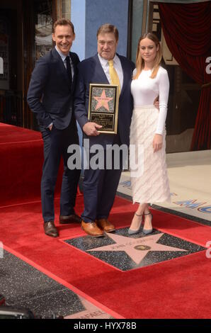 Los Angeles, CA, USA. 10. März 2017. LOS ANGELES - Mrz 10: Tom Hiddleston, John Goodman, Brie Larson bei dem John Goodman Walk of Fame Stern Zeremonie auf dem Hollywood Walk of Fame am 10. März 2017 in Los Angeles, CA-Credit: Hpa / via ZUMA Draht/ZUMA Draht/Alamy Live-Nachrichten Stockfoto