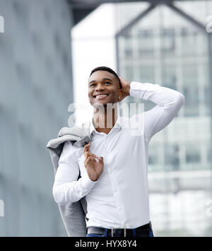Porträt eines fröhlichen jungen Mannes mit weißem Hemd lächelnd hautnah Stockfoto