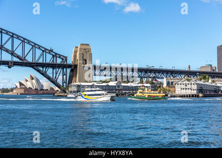 Sydney-Fähre geht durch die Harbour Bridge und Opernhaus, Symbole von Sydney, Australien Stockfoto