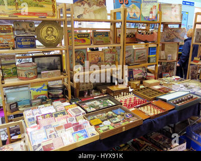 Eine Auswahl an seltenen und sammelbare Brett und Kartenspiele für Verkauf auf einem Vintage Toy Fair an Bad & West Showground, Somerset, England Stockfoto