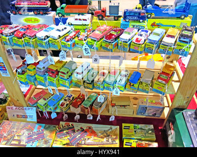 Eine Auswahl an seltenen und sammelbare Corgi Spielzeugautos und LKW zum Verkauf auf einem Vintage Toy Fair an Bad & West Showground, Somerset, England Stockfoto