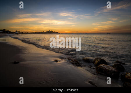 Dieses Bild wurde an der Dickenson Bay auf der Insel Antigua genommen. Die Bucht befindet sich an der nordwestlichen Küste der Insel und ist einer der beliebtesten Strände der Insel. Es gibt mehrere Orte entlang dem Strand. Stockfoto