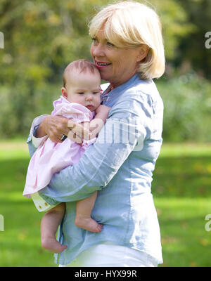 Porträt der Großmutter glücklich lächelnd mit Baby Enkelin Stockfoto