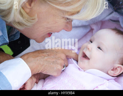 Porträt der Großmutter glücklich lächelnd mit Babymädchen Nahaufnahme Stockfoto