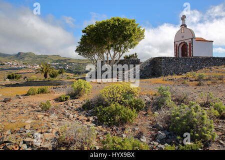 ALAJERO, LA GOMERA, Spanien: Blick auf die Kapelle San Isodor mit dem Dorf Alajero im Hintergrund Stockfoto