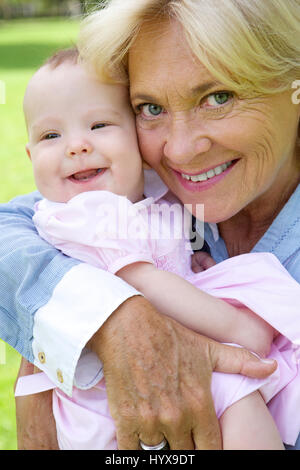 Portrait einer Großmutter und Enkel lächelnd hautnah Stockfoto