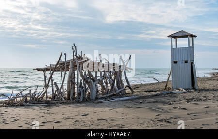 Rettungsschwimmer-Turm und trockenes Holz Hütte Stockfoto