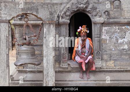 Nepal, Kathmandu, Sadhu heiliger Mann in Pashupatinath Tempel Stockfoto