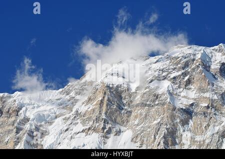 Nepal, Annapurna Conservation Area, Singu Chuli (Fluted Peak) eines der trekking Gipfel im nepalesischen Himalaya-Bereich. Der Peak liegt genau westlich von Stockfoto