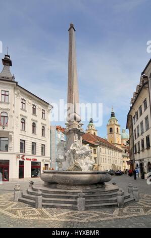 Slowenien, Ljubljana, Obelisk auf einem Dorfplatz, Robba Brunnen, Ljubljana, Slowenien Stockfoto