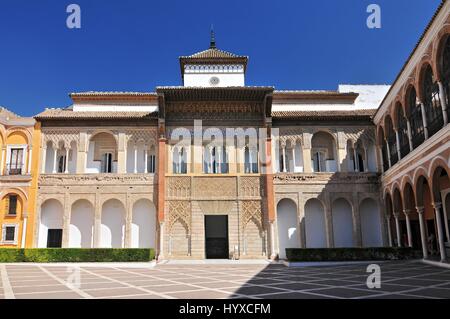 König Peter Palast aus dem Patio De La Monteria von Alcázar Palast, Sevilla, Andalusien, Spanien Stockfoto