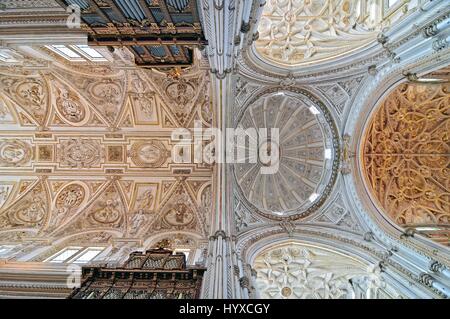 Innenausstattung der Mezquita-Kathedrale, gerippt, Gewölbedecken und Kuppel des Querschiffs in Córdoba, Spanien. Stockfoto