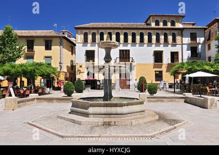 Brunnen auf dem Paseo de Los Tristes Plaza, am Fuße der Alhambra, Granada Andalusien Spanien Stockfoto