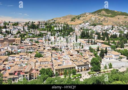 Ein Blick auf Granada und Teil das Viertel Albayzín (Albaicín), wie gesehen von der Alcazaba Zitadelle der Alhambra Stockfoto