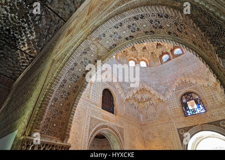 Geschnitzte Steinbögen innerhalb der Alhambra Granada Granada Provinz Spanien Europa Stockfoto