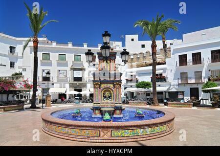 Keramische Fliesen-Wasser-Funktion in der Plaza de Espana, Vejer De La Frontera, Costa De La Luz, Provinz Cádiz, Andalusien Stockfoto