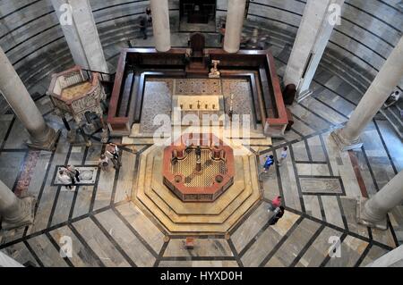 Innere des Baptisterium mit dem Marmorkanzel geschnitzt von Nicola Pisano, Pisa, Toskana, Italien Stockfoto