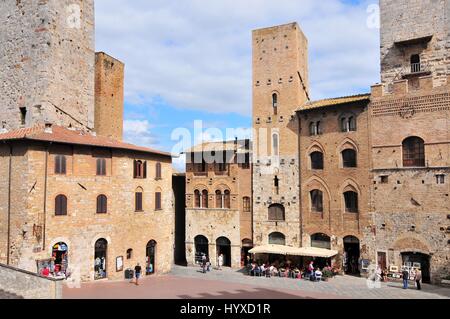 Die Torri Salvucci, Palazzo del Podestà und Torre Grossa, Piazza del Duomo, San Gimignano, Toskana, Italien Stockfoto