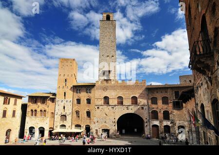 Die Torri Salvucci, Palazzo del Podestà und Torre Grossa, Piazza del Duomo, San Gimignano, Toskana, Italien Stockfoto