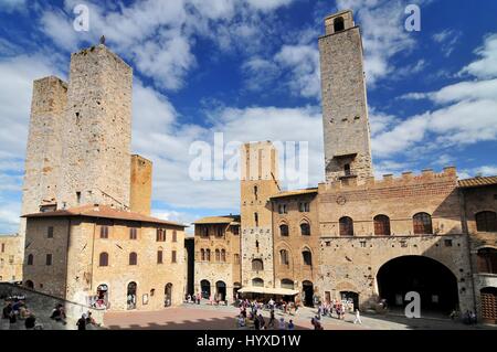 Die Torri Salvucci, Palazzo del Podestà und Torre Grossa, Piazza del Duomo, San Gimignano, Toskana, Italien Stockfoto