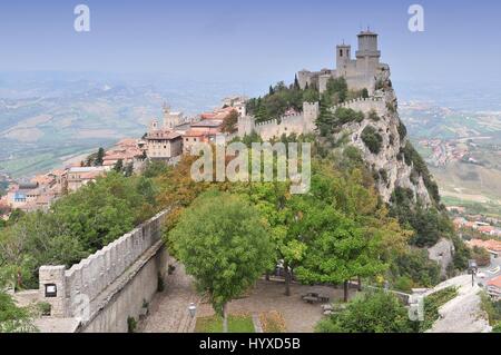 Die Guaita Festung (Prima Torre) ist die älteste und berühmteste Turm auf Monte Titano, San Marino. Stockfoto