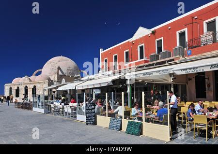 Strandpromenade Cafés und Restaurants in der alten venezianischen Hafen, Chania, Provinz Chania, Kreta, Griechenland Stockfoto