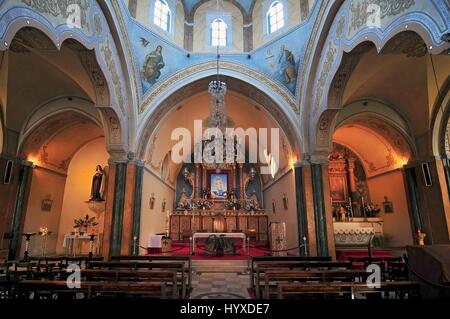 Griechisch-orthodoxe Kirche St. Johannes der Täufer in dem Dorf Fira auf der griechischen Insel Santorin. Stockfoto