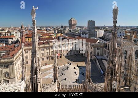 Blick auf Milan Skyline Turmspitzen und Statuen von der Spitze des Mailand Kathedrale Stockfoto