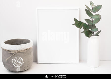 Weißer Hintergrund Rahmen Mockup, grüne Eukalyptus in Keramikvase, Zement Pot Stil Bild für soziale Medien, Produkt-Marketing, blogging Stockfoto